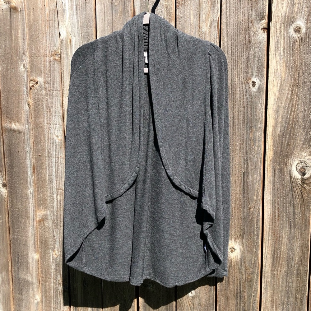 Peace & Pearls waterfall drape open gray cardigan size small